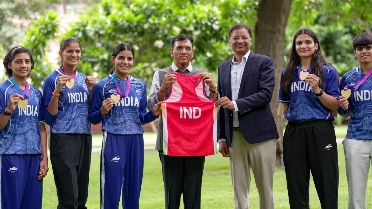 Mansukh Mandaviya felicitates Indian boxers for historic Commonwealth Games outing | WATCH