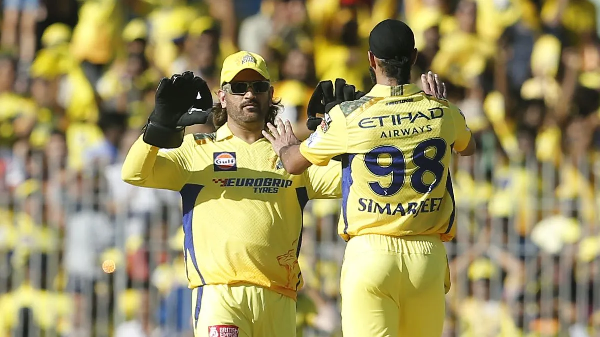 How do bowlers feel empowered under MS Dhoni